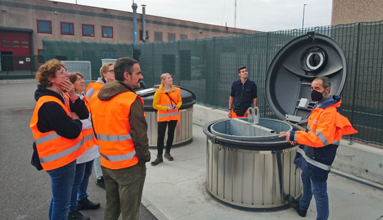 Ryhmäkuva Italiasta, jossa Etran väki esittelee Circwaste-hankkeen ihmisille jätehuoltoa.